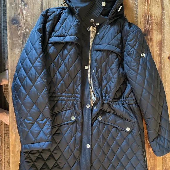 Michael Kors Black ski or puffer jacketwith adjustable waist - Picture 4 of 4